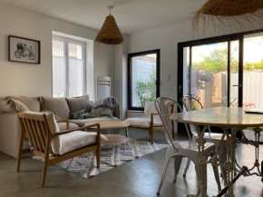 Pretty renovated retaise house with garden and 2 bikes